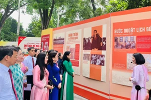 Đại biểu thăm quan và nghe thuyết minh tại không gian trưng bày triển lãm sáng 16/5.