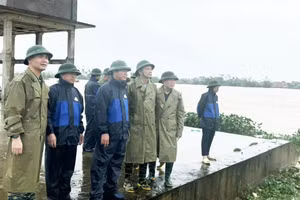Phó Chủ tịch UBND tỉnh Bắc Ninh Lê Xuân Lợi (thứ 3 từ trái qua); Bí thư Thành ủy Bắc Ninh Tạ Đăng Đoan (thứ 4 từ trái qua) kiểm tra tình hình lũ trên sông Cầu.