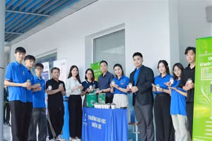 Hoạt động “Đổi pin cũ – Nhận cây xanh” thu hút đông đảo cán bộ, giảng viên tham gia.