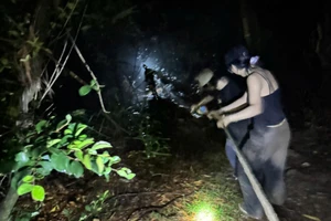 Nhóm người đi lạc được lực lượng cảnh sát hỗ trợ, đưa xuống núi an toàn.
