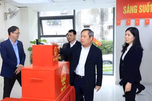 Chủ tịch UBND TP Hà Nội kiểm tra công tác bầu cử tại phường Vĩnh Tuy.