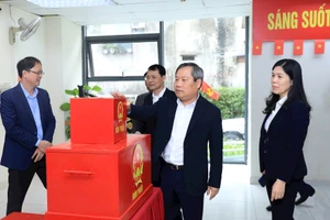 Chủ tịch UBND TP Hà Nội kiểm tra công tác bầu cử tại phường Vĩnh Tuy.