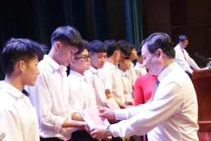 Ông Vũ Trí Hải - Bí thư Thành ủy Bắc Giang trao thưởng cho học sinh đạt thành tích xuất sắc cấp quốc gia.