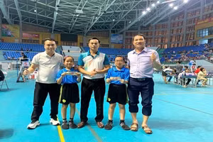 Các thầy giáo là huấn luyện viên động viên học sinh sau chiến thắng.