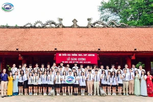 Ban Giám hiệu Trường Newton chụp ảnh cùng đội tuyển HSG khối 12.