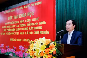 PGS,TS Nguyễn Mạnh Hùng phát biểu khai mạc và đề dẫn hội thảo.