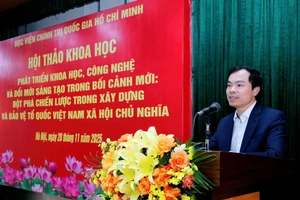 PGS,TS Nguyễn Mạnh Hùng phát biểu khai mạc và đề dẫn hội thảo.
