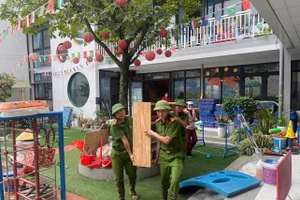 Công an hỗ trợ người dân, trường học tổ chức vệ sinh sau mưa lũ.
