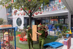 Công an hỗ trợ người dân, trường học tổ chức vệ sinh sau mưa lũ.