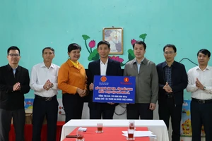 Ông Ngô Văn Cương cùng nhà tài trợ trao kinh phí hỗ trợ cho xã Tân Yên khắc phục hậu quả mưa lũ.