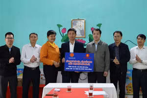 Ông Ngô Văn Cương cùng nhà tài trợ trao kinh phí hỗ trợ cho xã Tân Yên khắc phục hậu quả mưa lũ.