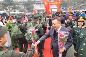 Chủ tịch UBND TP Hà Nội Trần Sỹ Thanh tặng hoa các tân binh. 