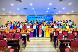 Lãnh đạo quận Cầu Giấy tặng cờ lưu niệm và chụp ảnh với giáo viên tại vòng chung khảo. 