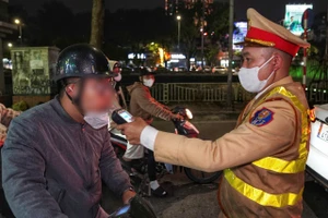CSGT kiểm tra nồng độ cồn lái xe.