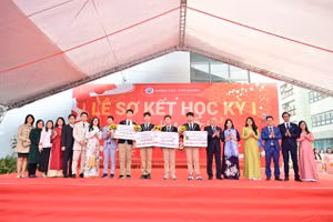 Đại diện Trường THCS - THPT Newton trao thưởng cho học sinh.