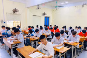 Học sinh lớp 12 Trường THPT Lạng Giang số 1 trong 1 tiết học.