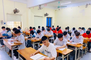 Học sinh lớp 12 Trường THPT Lạng Giang số 1 trong 1 tiết học.