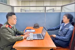 Công an làm việc với người vi phạm.