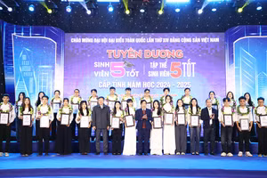 Trao tặng danh hiệu “Sinh viên 5 tốt” và tập thể “Sinh viên 5 tốt” cấp tỉnh.