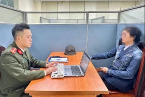 Công an làm việc với người vi phạm.