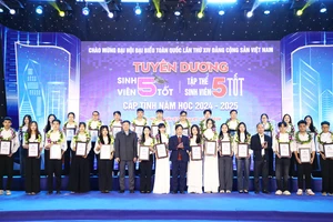 Trao tặng danh hiệu “Sinh viên 5 tốt” và tập thể “Sinh viên 5 tốt” cấp tỉnh.