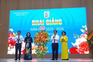 Ông Phan Xuân Thủy, Phó Trưởng Ban Tuyên giáo và Dân vận Trung ương tặng hoa chúc mừng Trường THCS Giảng Võ.