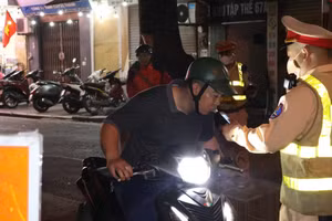 CSGT kiểm tra nồng độ cồn lái xe.