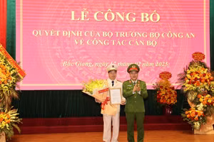 Trung tướng Nguyễn Văn Long trao quyết định điều động, bổ nhiệm Đại tá Nguyễn Quang Vinh.