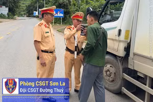 Cảnh sát giao thông kiểm tra nồng độ cồn lái xe.