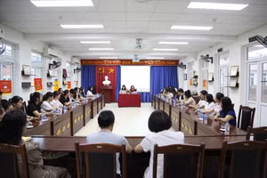 Ban Giám hiệu Trường Tiểu học Vạn Phúc họp với Đại diện cha mẹ học sinh.