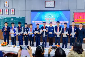 Phòng GD&ĐT quận Ba Đình tặng quà động viên học sinh tham dự kỳ thi.