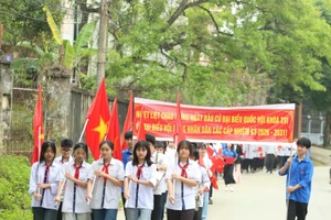 Học sinh, đoàn viên phường Đa Mai tham gia cổ động bầu cử.