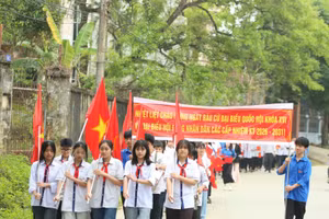 Học sinh, đoàn viên phường Đa Mai tham gia cổ động bầu cử.