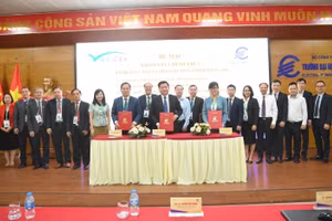 Các đại biểu chụp ảnh lưu niệm tại chương trình Bế mạc khảo sát chính thức đánh giá chất lượng 7 chương trình đào tạo.