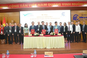 Các đại biểu chụp ảnh lưu niệm tại chương trình Bế mạc khảo sát chính thức đánh giá chất lượng 7 chương trình đào tạo.