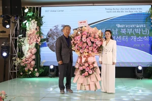 Đại diện đơn vị chúc mừng văn phòng đại diện Trường Đại học Khoa học Kỹ thuật Busan tại Bắc Ninh.