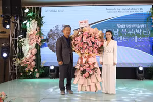 Đại diện đơn vị chúc mừng văn phòng đại diện Trường Đại học Khoa học Kỹ thuật Busan tại Bắc Ninh.