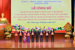 Chủ nhiệm Ủy ban Kiểm tra Trung ương Nguyễn Duy Ngọc trao quyết định cho lãnh đạo tỉnh Bắc Ninh.