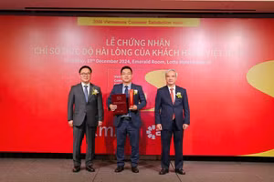 Đại diện MB nhận giải thưởng.