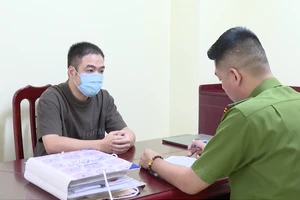 Đối tượng cầm đầu Phan Thành Công tại cơ quan công an. 