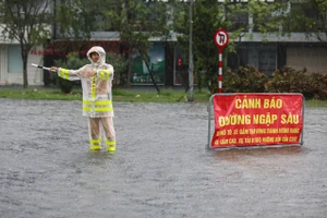 ‎Công an phân luồng giao thông, khuyến cáo người dân chủ động lộ trình di chuyển.
