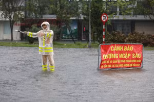 ‎Công an phân luồng giao thông, khuyến cáo người dân chủ động lộ trình di chuyển.