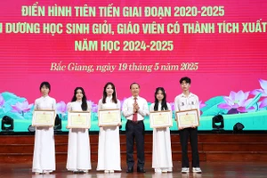 Thừa ủy quyền, Phó Chủ tịch Thường trực UBND tỉnh Bắc Giang Mai Sơn trao Bằng khen cho các học sinh đạt Giải Nhất kỳ thi chọn HSG quốc gia.