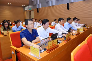 Đại biểu HĐND TP Hà Nội biểu quyết thông qua nội dung tại kỳ họp. 