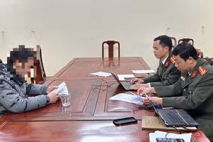 Công an làm việc với trường hợp vi phạm.