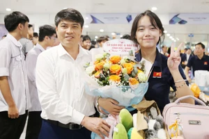 Ông Đoàn Xuân Thanh chúc mừng em Trương Thanh Xuân.