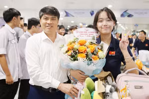 Ông Đoàn Xuân Thanh chúc mừng em Trương Thanh Xuân.