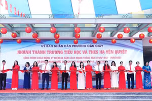 Đại biểu cắt băng khánh thành công trình Trường Tiểu học Hà Yên Quyết và THCS Hạ Yên Quyết. Ảnh: HNM.