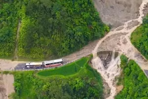 Mưa lũ gây sạt lở, mất an toàn giao thông trên nhiều tuyến đường ở phía Bắc.