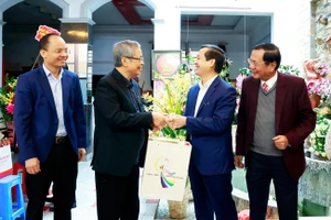 Chủ tịch UBND tỉnh Bắc Ninh Phạm Hoàng Sơn chúc mừng Nhà giáo Nhân dân Nguyễn Đức Hiền.